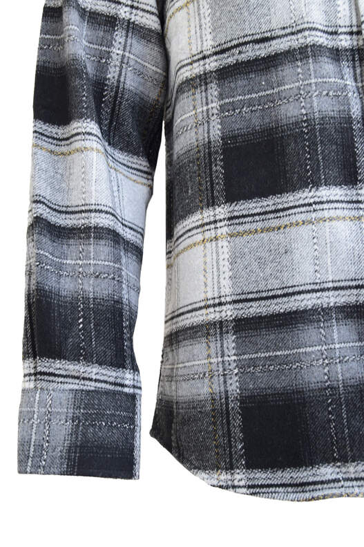 Gri Tonlarında Ekose Oduncu